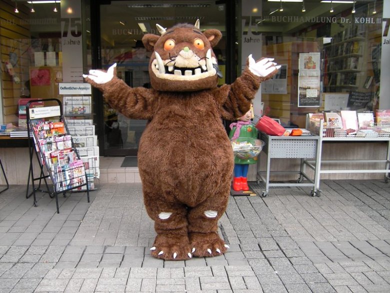Foto unten: In das Kostüm von Grüffelo schlüpft Markus Dorner