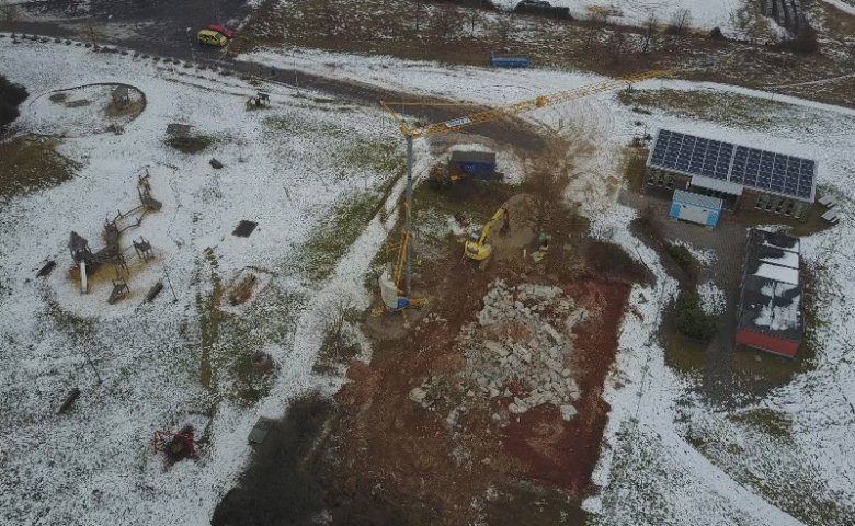 Foto: Luftbildaufnahme der Baustelle mit grünem Klassenzimmer und Garagen