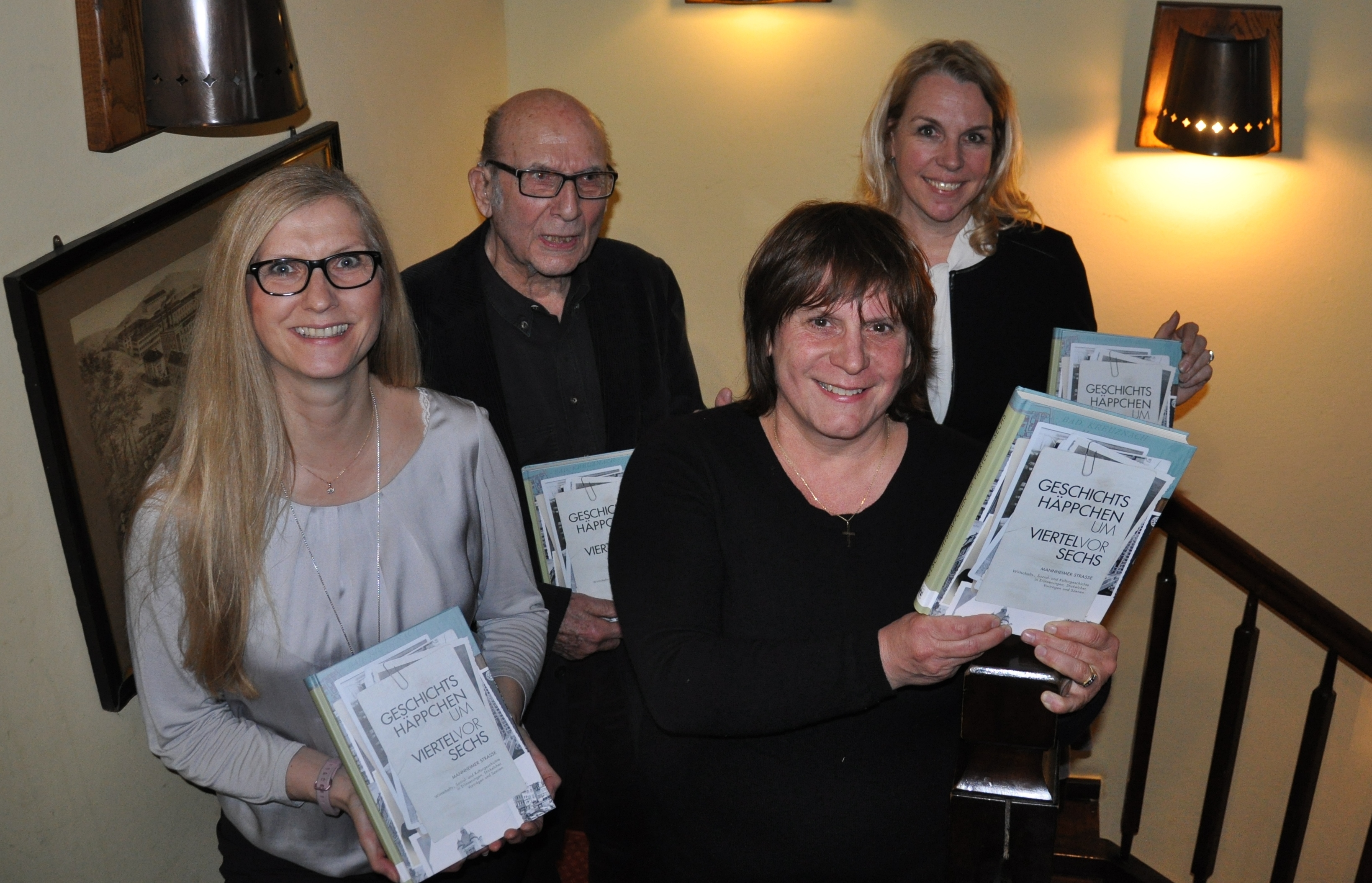 Foto: Ein Erinnerungsfoto mit dem Seniorautor Helmut Heimrich (94): Verlegerin Sandra Ess,  Stadtarchivarin Franziska Blum-Gabelmann und Oberbürgermeisterin Dr. Heike Kaster-Meurer.