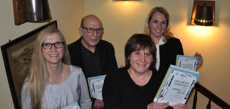 Foto: Ein Erinnerungsfoto mit dem Seniorautor Helmut Heimrich (94): Verlegerin Sandra Ess,  Stadtarchivarin Franziska Blum-Gabelmann und Oberbürgermeisterin Dr. Heike Kaster-Meurer.