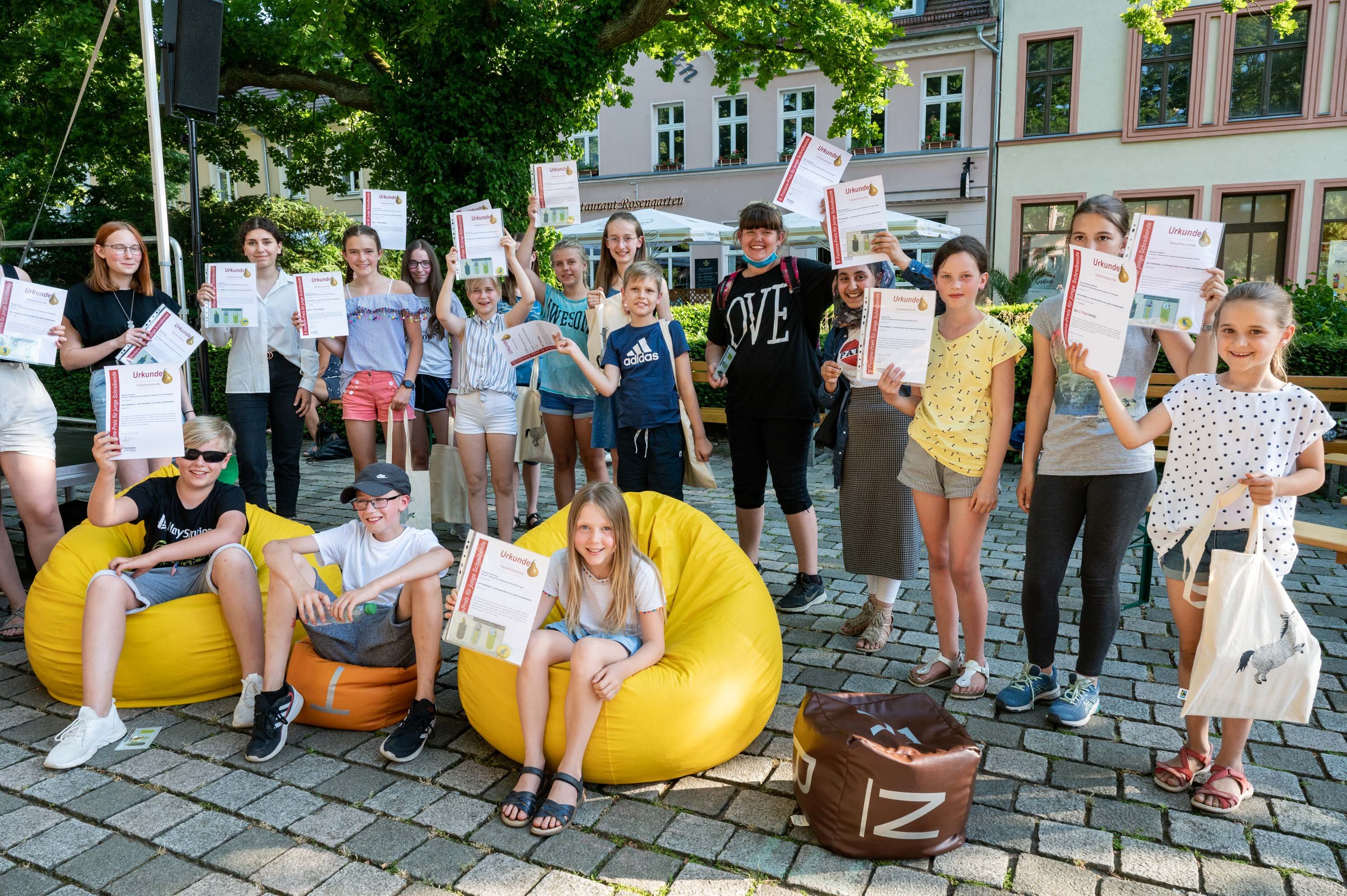Fontane-Festspiele in Neuruppin. Preisverleihung Fontane-preis für junge schreibende auf dem Schulplatz in Neuruppin. Bühne am Rosengarten. Querfeld vier, QF4, Kinder- und Jugendliteraturfestival