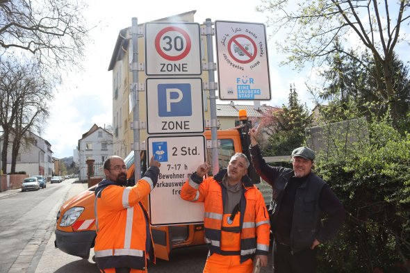 Hoffentlich hilft es was: Georg Bürger (rechts) und seine Mitarbeiter Michael Washington (links) und Mario Schießel weisen auf das neue Schild an einem der größten Müll-Hotspots, Ecke Salinenstraße/Baumstraße. Hoffentlich hilft es was: Georg Bürger (rechts) und seine Mitarbeiter Michael Washington (links) und Mario Schießel weisen auf das neue Schild an einem der größten Müll-Hotspots, Ecke Salinenstraße/Baumstraße.