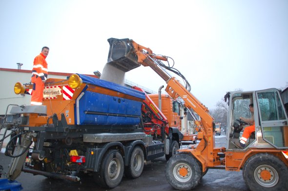 Bild: Winterdienstfahrzeug wird einsatzbereit gemacht.