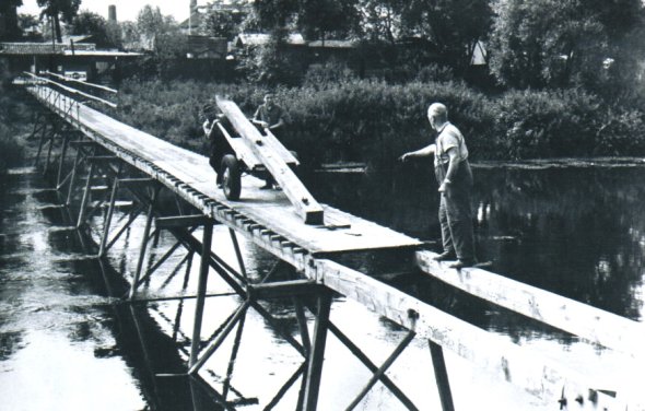 Bild: Brückenaufbau mit Nikolaus Quack