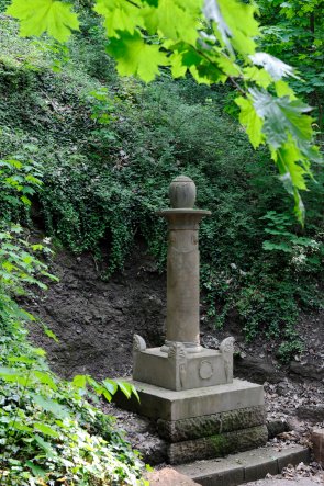 Bild: Gedenksäule für Johanna Freifrau von Recum im Schloßpark.