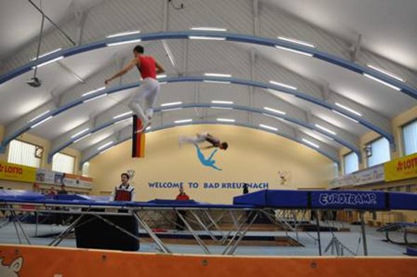 Bild: Bad Kreuznach ist Sitz des Olympiastützpunktes Rheinland-Pfalz/Saarland - Trampolinturner in Aktion