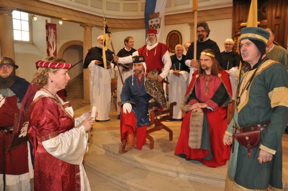 Foto: "Schultheißin" Heike Kaster-Meurer nahm die Stadtrechtsurkunde von König Rudolf von Habsburg (Steffen Quaer) entgegen. Links sitzend der Graf Johann von Sponheim (Thomas Graf von Strzemieczny), rechts stehend der Herold Lothar von Swartzenvelt (Lothar Scharold).