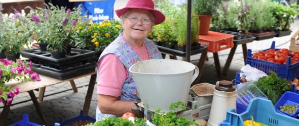 Bild: Marktfrau auf dem Wochenmarkt