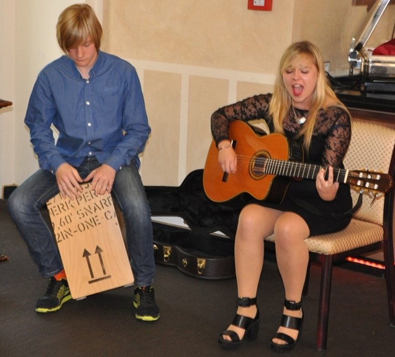 Viel Beifall gab es für die Musikbeiträge von Julia Dreschler und Ole Herzog von der Jugendkunstschule Neuruppin