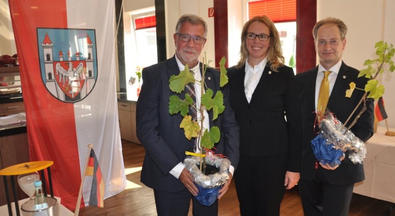 Bad Kreuznacher Reben  nahmen Jens-Peter Golde und der Vorsitzende der Neuruppiner Stadtverordnetenversammlung, Gerd Klier, als Geschenk mit. Sie sollen in einem Verkehrskreisel gepflanzt werden.