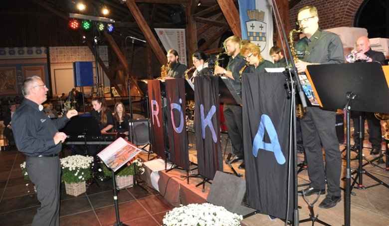 Die Röka Big Band unterhielt die Gäste in der Römerhalle bestens.