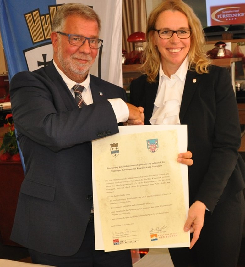 Oberbürgermeisterin Dr. Heike Kaster-Meurer und Bürgermeister Jens-Peter Golde mit der Urkunde zur Städtepartnerschaftserklärung