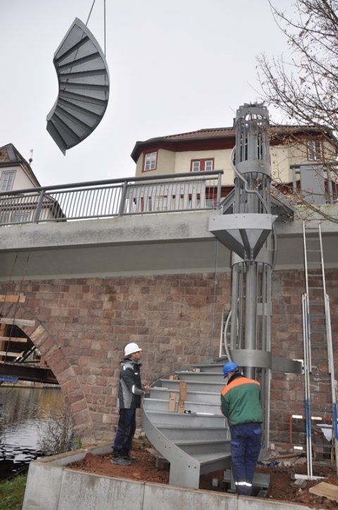 An Mühlenteichbrücke eine Spindeltreppe aus Stahl montiert | Stadt Bad
