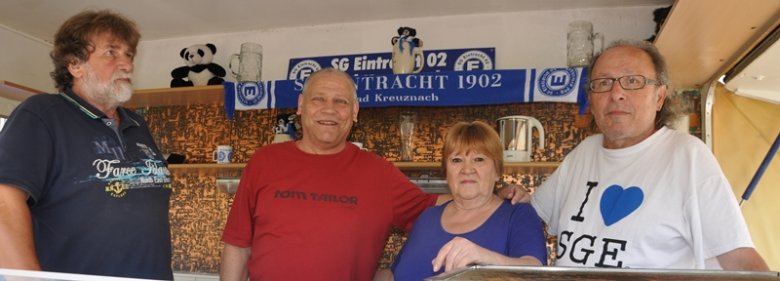 Die „Ewig-Treuen“ der SG Eintracht sind für den Einsatz am Stadionfest bereit. Den Imbiss, -Getränke, -und Fanartikelwagen haben sie selbst umgebaut. Günter Beuscher, Volker und Ulla Weyerhäuser, Walter Kis (von links) 