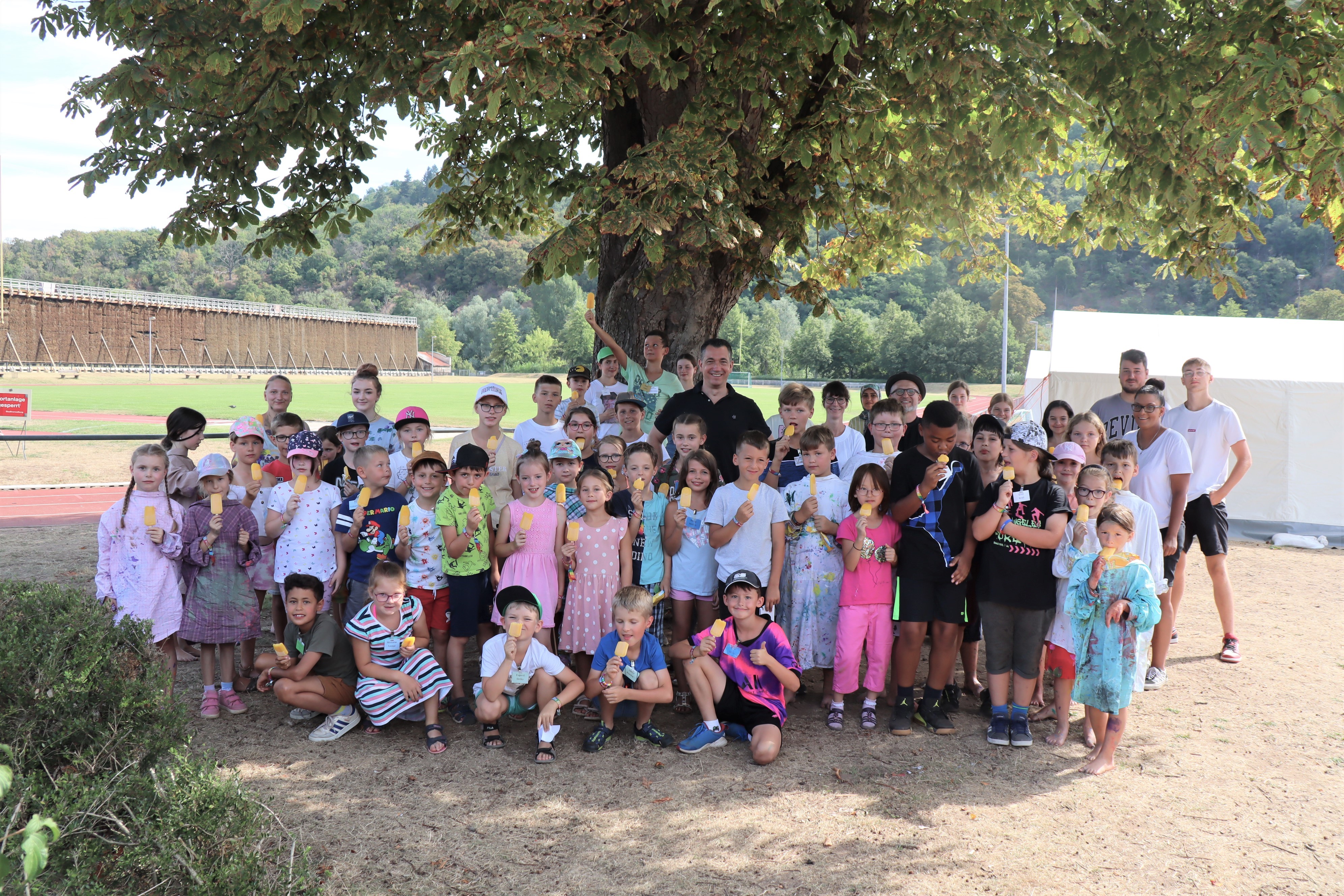 OB Letz besucht Kinderdorf und spendiert Kindern ein Eis