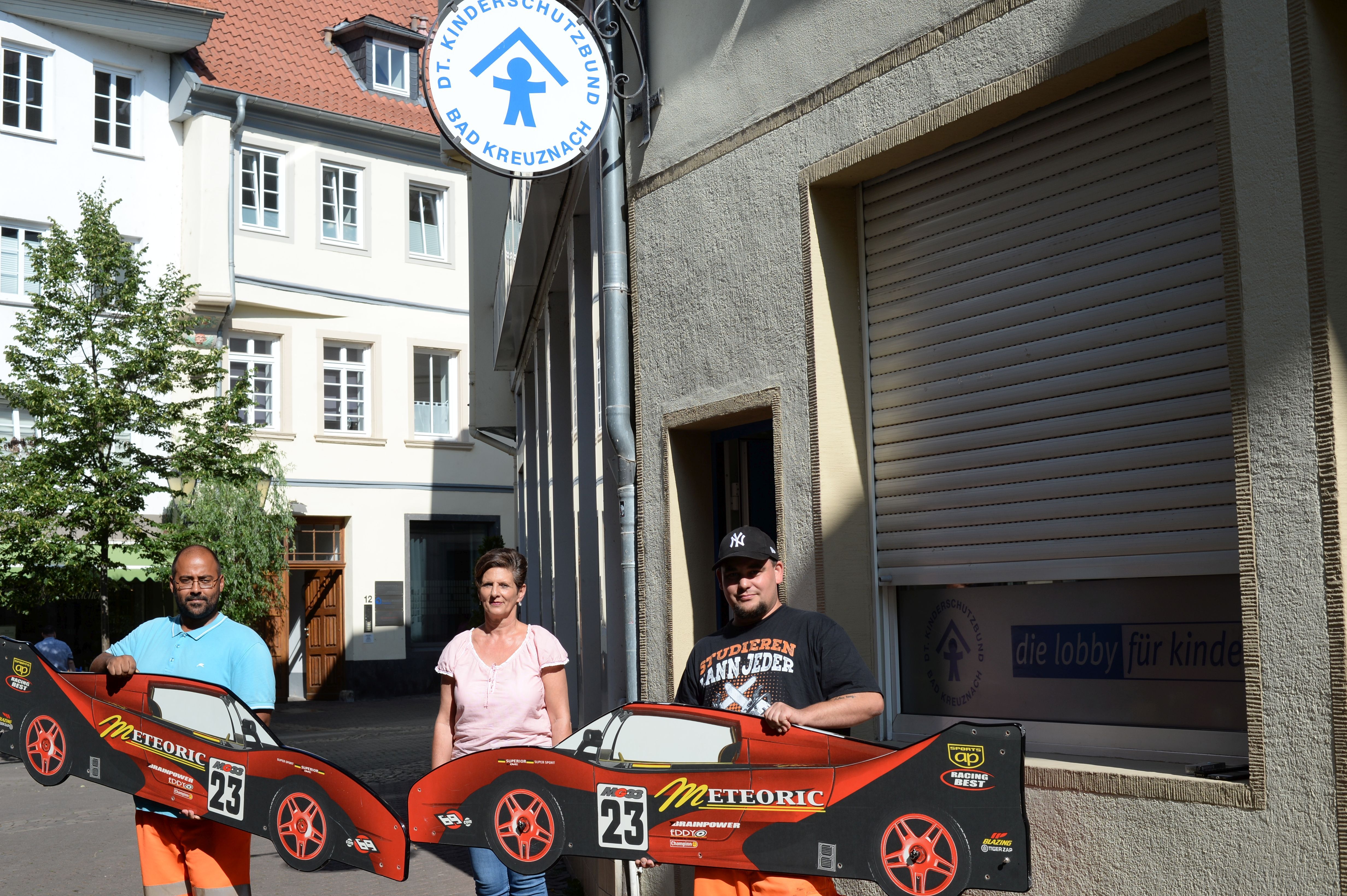 Bauhof schenkt Kinderschutzbund „rote Rennwagen“