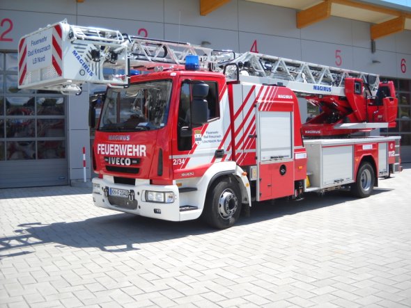 Bild: modernes Feuerwehrfahrzeug mit Drehleiter