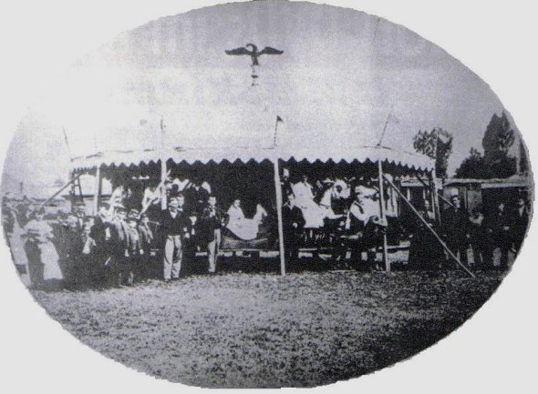Bild: Michael Dentzel vor seinem Karussell (3. Pfosten von links)
