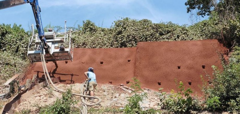 Oberhalb der Klappergasse den Hang mit Stützmauer neu gesichert | Stadt