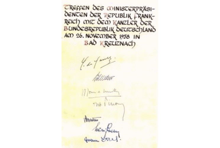 Bild: Konrad Adenauer trägt sich in das Eiserne Buch der Stadt Bad Kreuznach ein.