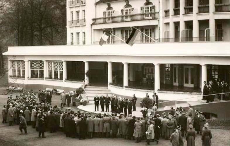 Bild: Gruppenbild anlässlich des Treffens Adenauers und de Gaulles im Kurhaus