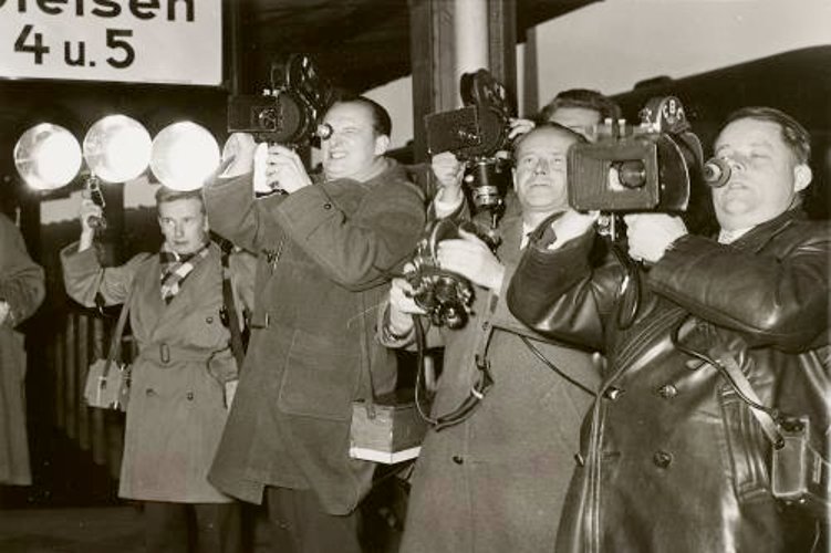 Bild: Journalisten und Fotografen bei der Ankunft Adenauers und de Gaulles am Bahnhof